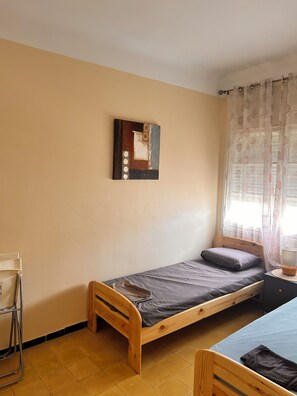 2 chambres, fer et planche à repasser, Wi-Fi, draps fournis