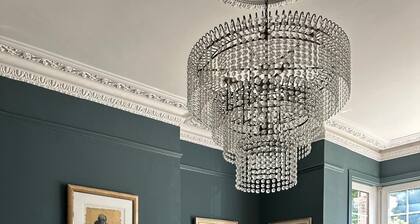 Bright 6 Bedroom Family House West London . Parking, Fast links with Heathrow.