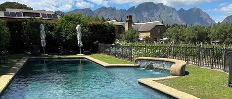 Alberca al aire libre y alberca climatizada