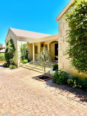 Exterior - Luxury House + Pool situated amongst vine's & olive trees, exclusive domaine (Franschhoek)