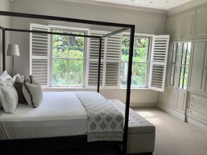 4 bedrooms, desk, iron/ironing board, free WiFi