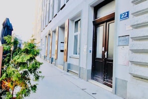 Exterior detail - Affordable 2BR +1LR 10 Min to St. Stephen's (Vienna)