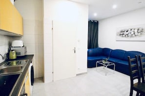 Fridge, microwave, oven, stovetop - Affordable 2BR +1LR 10 Min to St. Stephen's (Vienna)