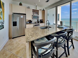 ثلاجة، ميكروويف، فرن، موقد طهي مسطح