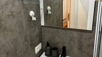 Een douche, een haardroger, handdoeken, zeep