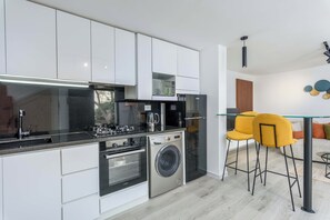 Dúplex, 1 habitación, cocina, vistas al jardín | Cocina privada | Frigorífico grande, microondas, horno y placa de cocina