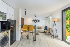 Appartement Duplex, 1 chambre, cuisine, vue jardin | Restauration dans la chambre
