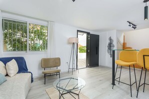Dúplex, 1 habitación, cocina, vistas al jardín | Sala de estar | Smart TV de 43 pulgadas con canales por cable, servicios de streaming