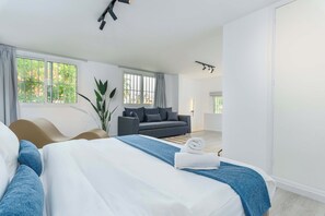 Dúplex, 1 habitación, cocina, vistas al jardín | Escritorio, espacio para trabajar con un portátil, cortinas opacas