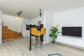 Duplex, 1 quarto, cozinha, vista para o jardim | Opções para refeição no quarto