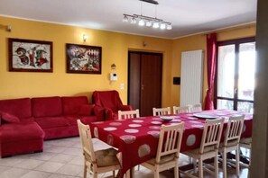 Interior - The pearl lily (Marsciano)
