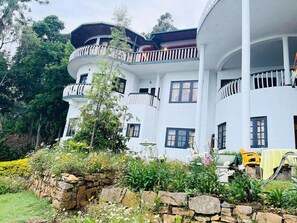 Vista frontal de la propiedad