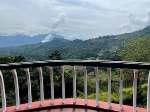 Quarto casal luxo, sacada, vista para a montanha | Terraço/pátio