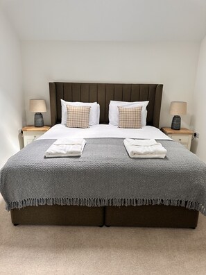 Saddle - Family Cottage with Private Courtyard, Pet Friendly | Cortinas blackout, ferros/tábuas de passar roupa, Wi-Fi de cortesia