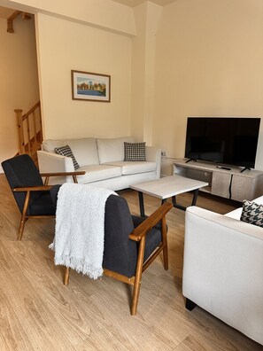 Aintree - Luxury Cottage with Courtyard Views | Área de sala de estar | Televisión de pantalla plana 