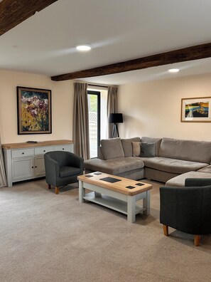 Deluxe cottage | Woonruimte | Flatscreentelevisie