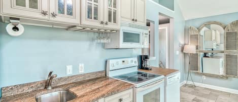 冷蔵庫、電子レンジ、オーブン、コンロ