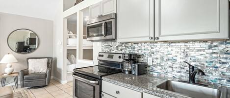 Køleskab, mikrobølgeovn, ovn, kogeplade