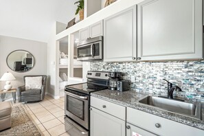 Fridge, microwave, oven, stovetop - Dog Friendly Nantucket 10A (Destin)