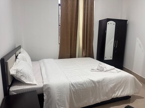 Firemannsrom – standard, byutsikt | Wi-fi (inkludert) og sengetøy