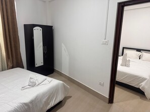 Habitación cuádruple estándar, vistas a la ciudad | Wifi gratis y ropa de cama