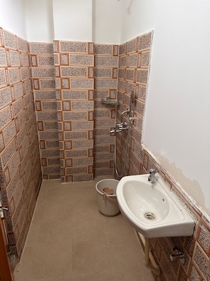 Standard Quadruple Room, City View | Bathroom