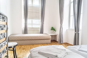 5 bedrooms, iron/ironing board, WiFi, bed sheets