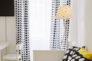 5 bedrooms, iron/ironing board, WiFi, bed sheets
