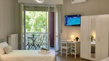 3 bedrooms, desk, iron/ironing board