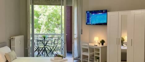 3 chambres, bureau, fer et planche à repasser