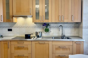 Réfrigérateur, un four, surface de cuisson, lave-vaisselle