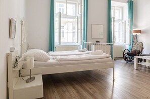 3 habitaciones, tabla de planchar con plancha, wifi y ropa de cama 