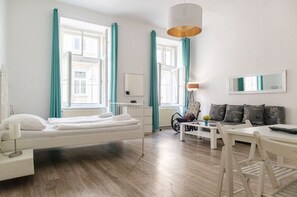 3 chambres, fer et planche à repasser, Wi-Fi, draps fournis