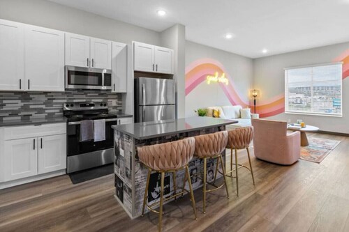 2BR Retreat, 8 Min from Broadway!