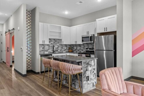 2BR Retreat, 8 Min from Broadway!