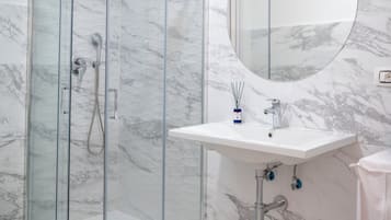 Douche, sèche-cheveux, bidet, serviettes fournies