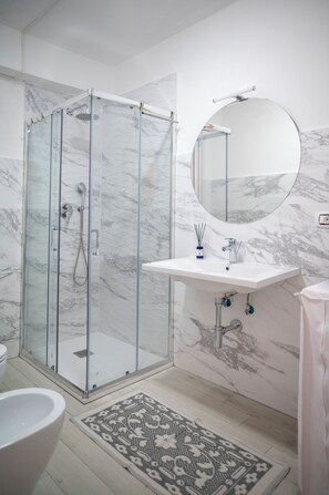 Douche, sèche-cheveux, bidet, serviettes fournies