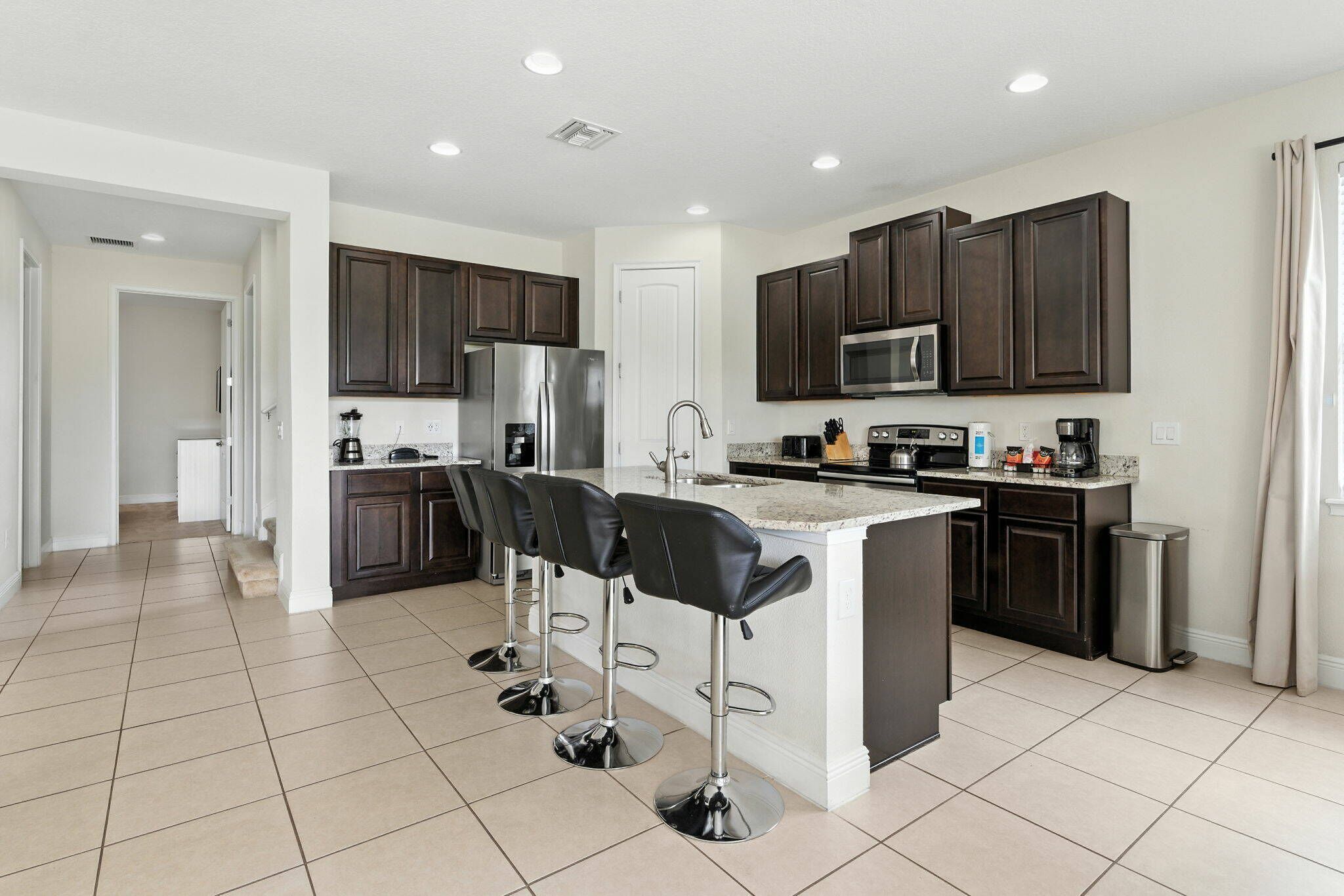 冷蔵庫、電子レンジ、オーブン、コンロ