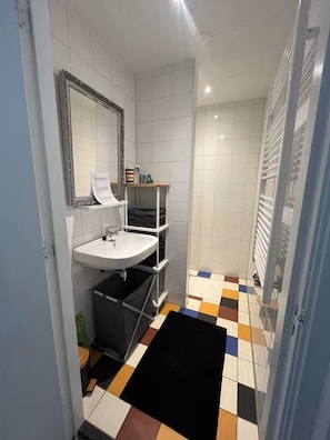 Dusche, Haartrockner, Handtücher, Toilettenpapier