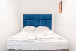 Iron/ironing board, WiFi, bed sheets
