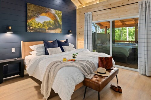 Brand New! 4 King Bed/3BA + Hot Tub + Fire Pit