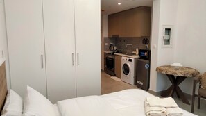 1 habitación, tabla de planchar con plancha, wifi y ropa de cama 