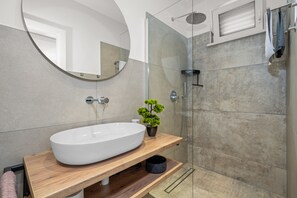Een douche, een haardroger, handdoeken, zeep