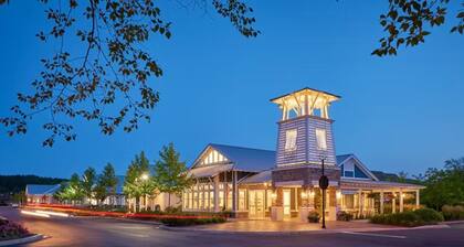 Dog‑Friendly Bayside Condo w/ Pool & Gym