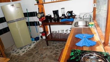 Cafetière/bouilloire, réfrigérateur, plaque de cuisson