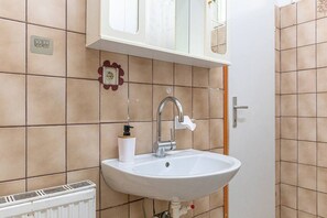 Hair dryer, towels, soap, shampoo - Stylish Stay in a Conveniently Located Shared Flat (Wien)