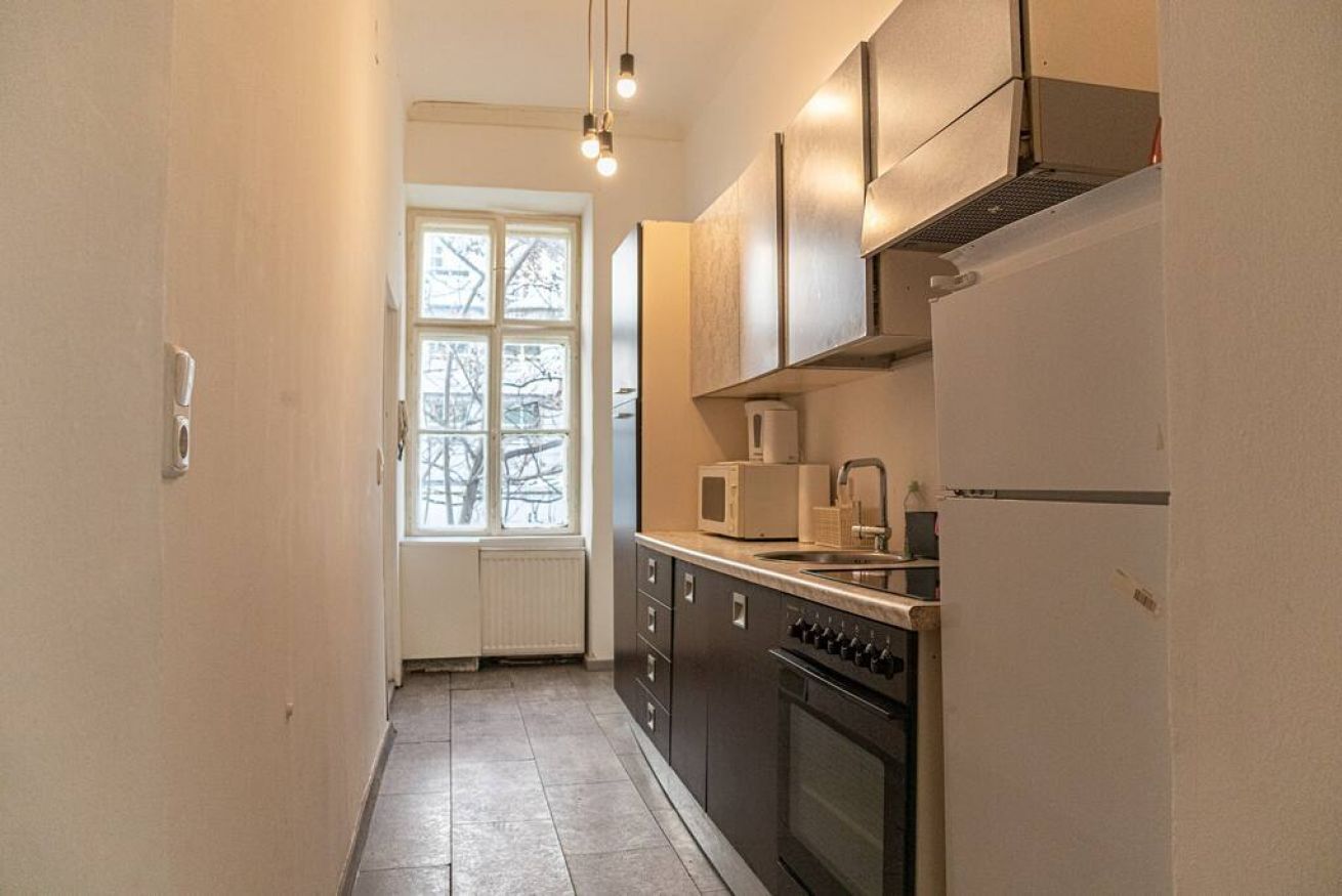 Frigorífico, microondas, horno y placa de cocina