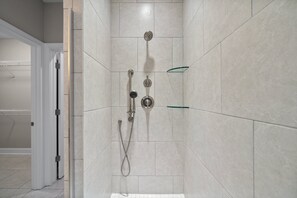 Regadera y secadora de cabello 