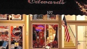 Una fachada con el letrero 'Edward's' y el número '107'.
