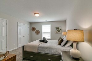 4 bedrooms, iron/ironing board, WiFi, bed sheets